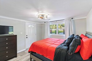 4 bedrooms, iron/ironing board, WiFi, bed sheets