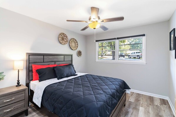 4 habitaciones, tabla de planchar con plancha, wifi y ropa de cama 