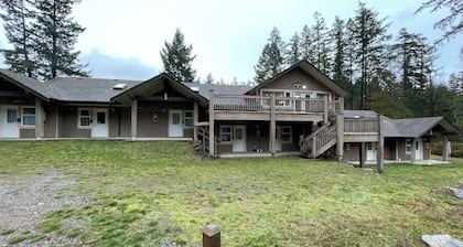 Keats Island Paradise - Pilot House Cabin #1 and Lounge