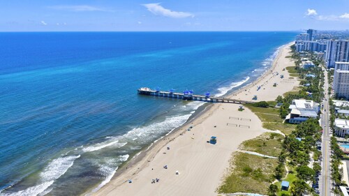 Daisy Townhouse Villas Step from the beach