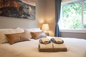 4 bedrooms, iron/ironing board, WiFi, bed sheets - Lake Forest Retreat w/ Indoor & Outdoor Fireplaces (Lake Forest Park)