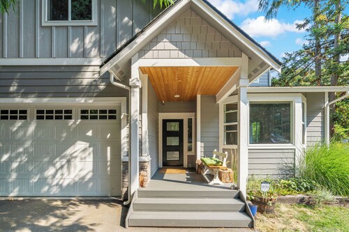 Lake Forest Retreat w/ Indoor & Outdoor Fireplaces