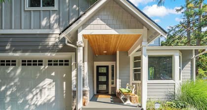 Lake Forest Retreat w/ Indoor & Outdoor Fireplaces