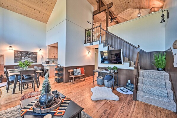 Interior - Charming 2-bedroom house with AC and hot tub in Julian. Hiking and star gazing! (Julian)