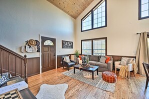 Interior - Charming 2-bedroom house with AC and hot tub in Julian. Hiking and star gazing! (Julian)