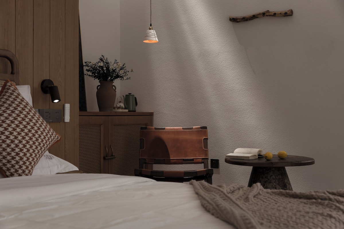 Blackout drapes, soundproofing, iron/ironing board, free WiFi