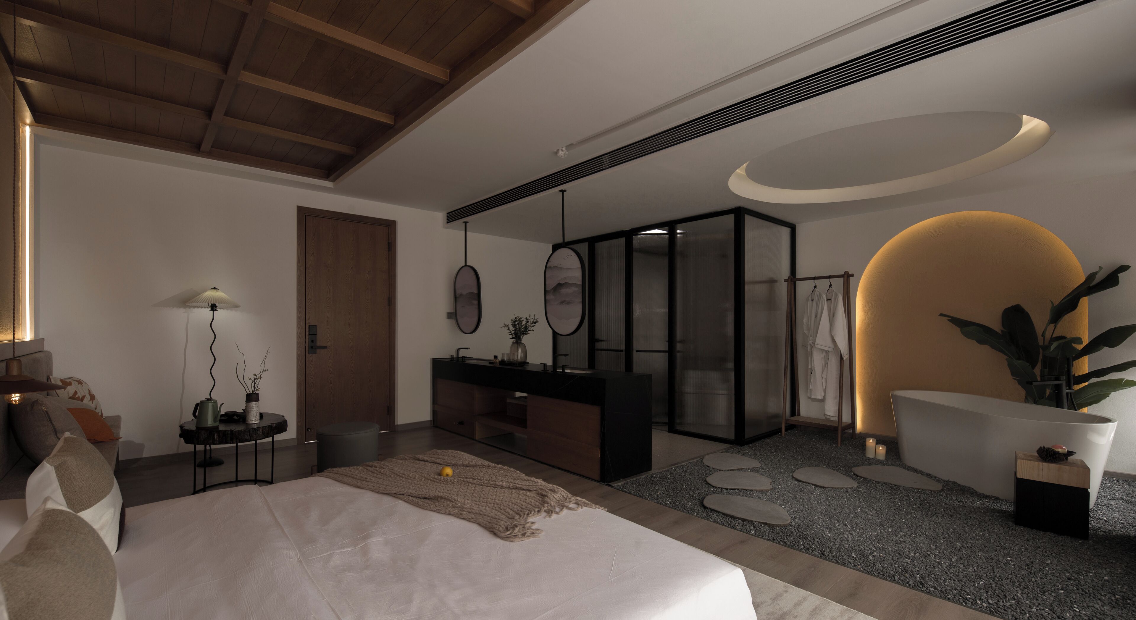 Een moderne slaapkamer met een groot bed, houten plafond, een kaptafel met spiegel, en een badkamer met douche en plant.