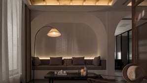 A modern living room with a sofa, a coffee table, a floor lamp, and a chair. - SIXI Conglu Design Aesthetics Hotel (Lijiang)