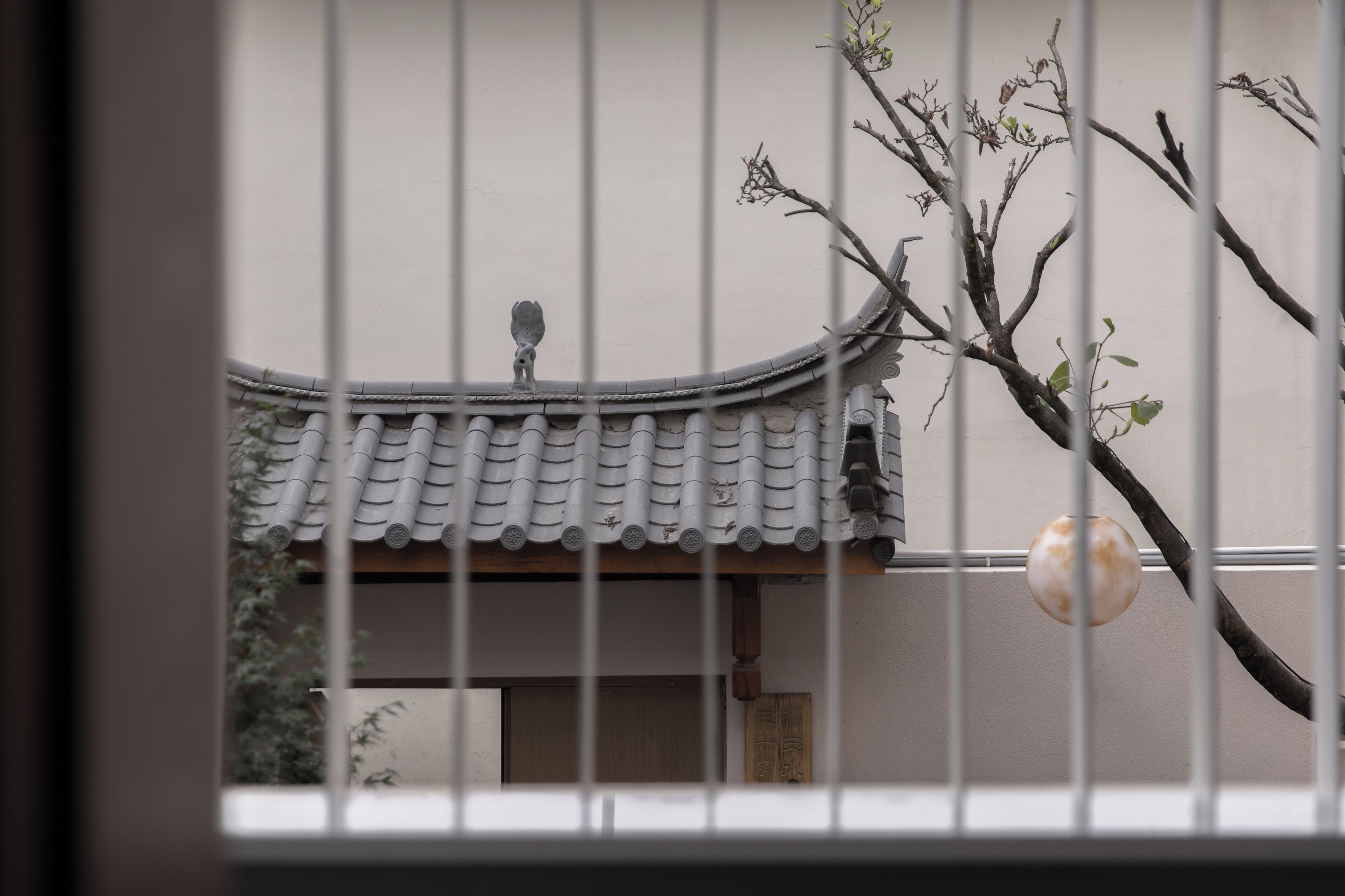 Um edifício japonês tradicional com telhado de telhas e estrutura de madeira.