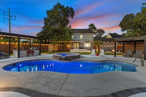 حمّام سباحة مُدفَّأ