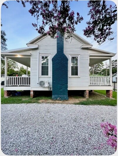 Charming 1-bedroom historical cottage in serene Marksville with AC and pool.