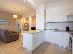 Fridge, oven, dishwasher, cookware/dishes/utensils