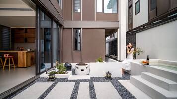 Villa de diseñador, varias habitaciones, balcón, vista al patio | Terraza o patio