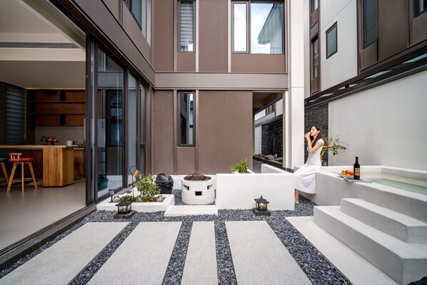 Design-Villa, Mehrere Schlafzimmer, Balkon, Blick auf den Innenhof | Terrasse/Patio
