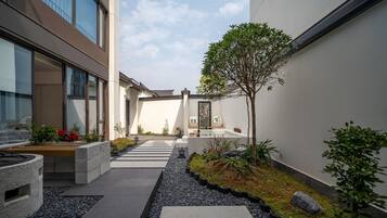 Design-Villa, Mehrere Schlafzimmer, Balkon, Blick auf den Innenhof | Terrasse/Patio