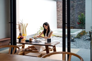 Design Villa, 4 Bedrooms, Balcony, Courtyard View | Living area