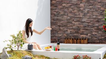 Design Villa, 4 Bedrooms, Balcony, Courtyard View | Living area