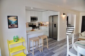 Microondas, horno, placa de cocina