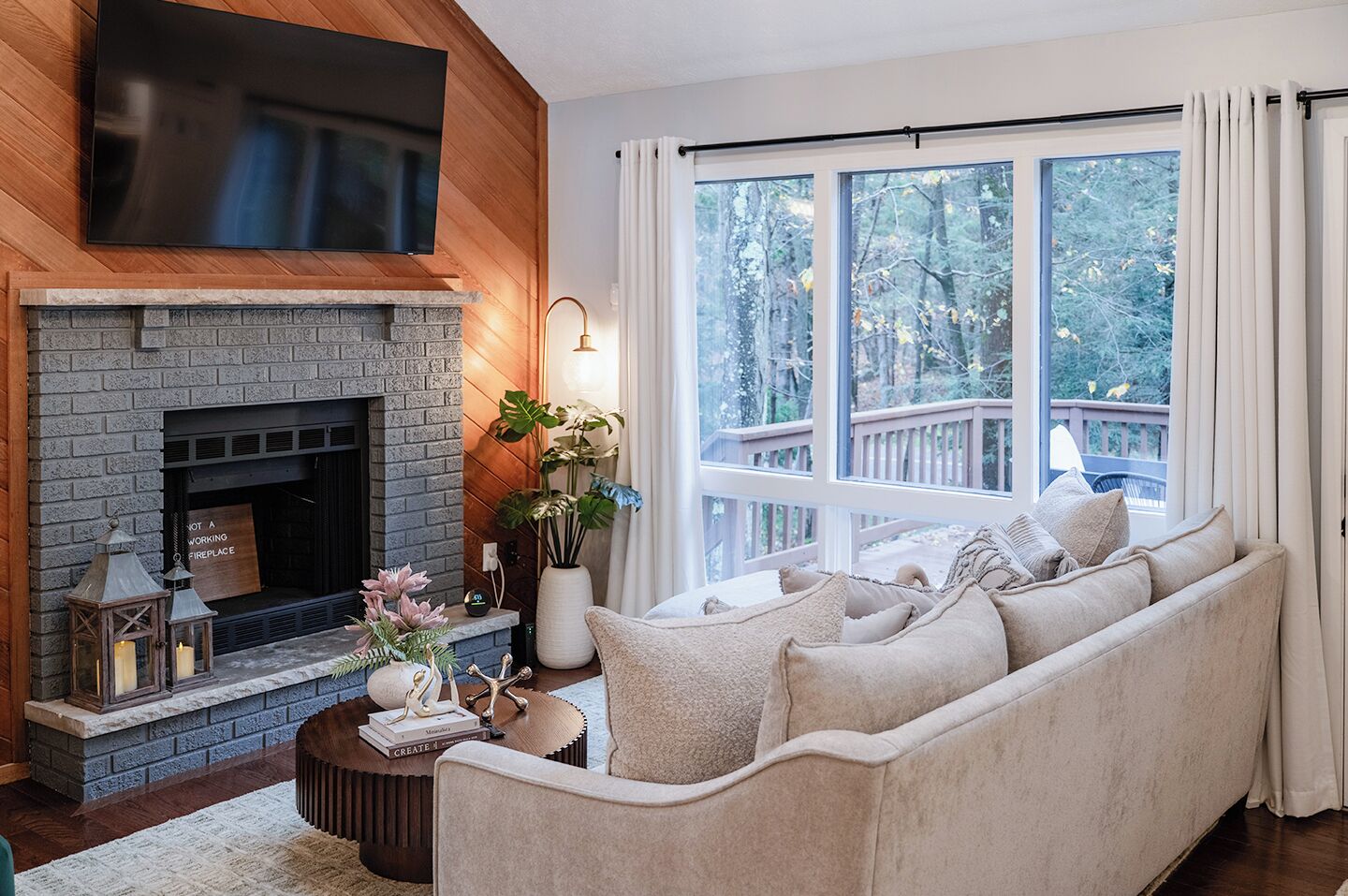 Una Smart TV, una chimenea, libros