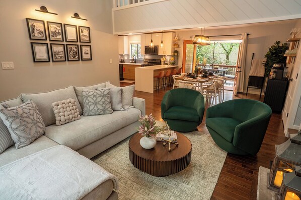 Una televisión, una chimenea