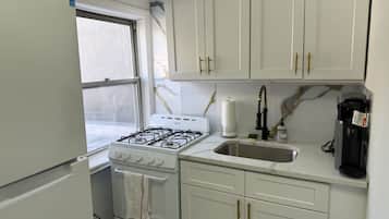 Frigorifero, microonde, forno, piano cottura