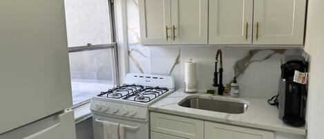 Een koelkast, een microgolfoven, een oven, een kookplaat