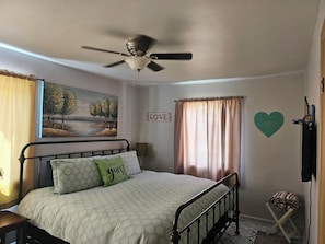 3 bedrooms, iron/ironing board, WiFi, bed sheets