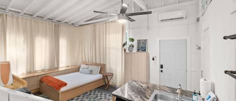 1 chambre, lit parapluie, Wi-Fi gratuit, draps fournis