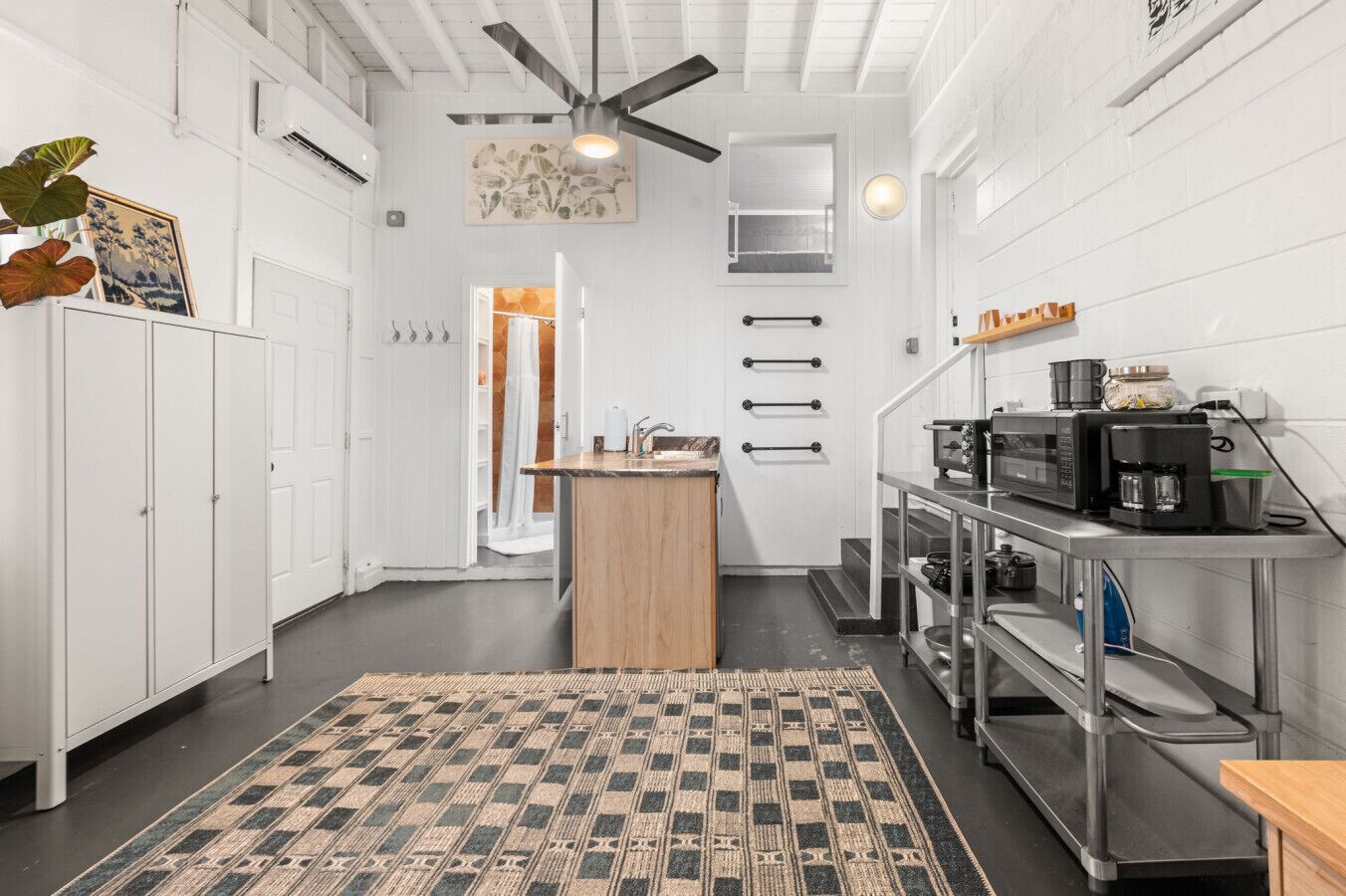 Een koelkast, een magnetron, een koffiezetapparaat/waterkoker