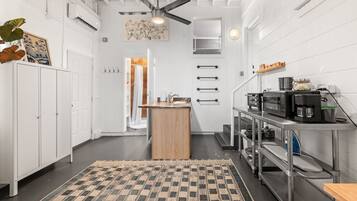 Kjøleskap, mikrobølgeovn, kaffetrakter/tekoker og brødrister