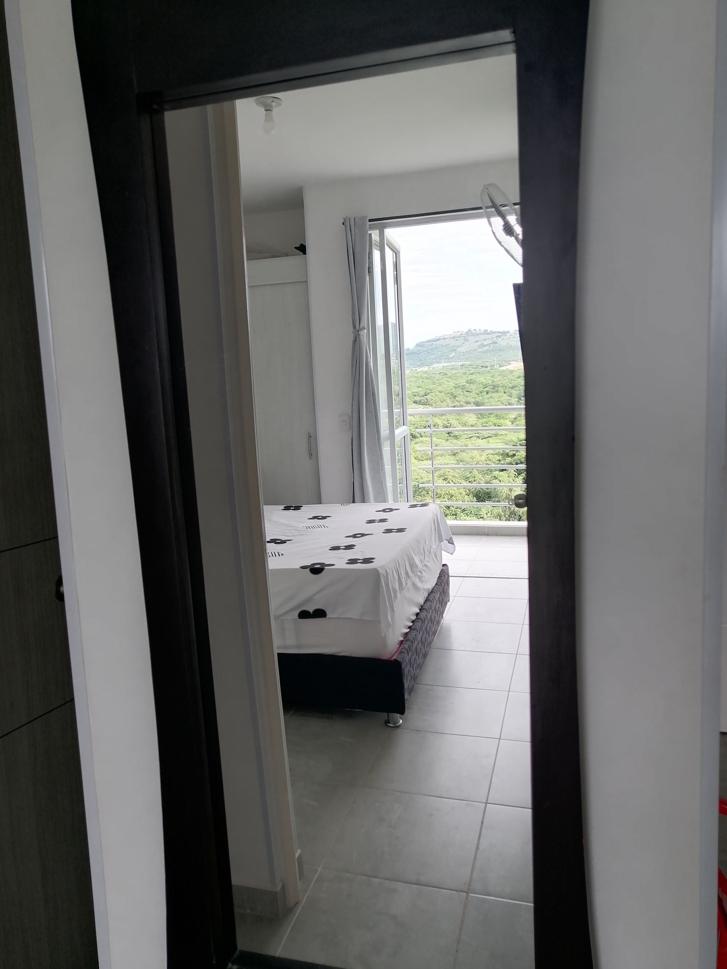 2 عدّة غرف نوم ومكواة/لوح كي وخدمة الإنترنت وملاءات أسرّة