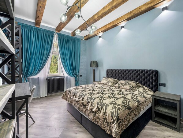 1 bedroom, desk, Internet