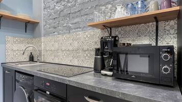 Refrigerador, microondas, horno y utensilios de cocina