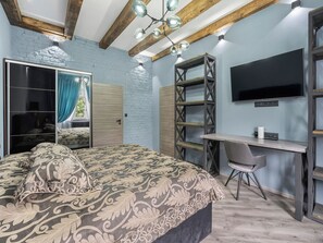 1 bedroom, desk, internet