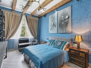 2 bedrooms, desk, Internet