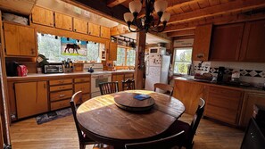 Four à micro-ondes, un four, surface de cuisson