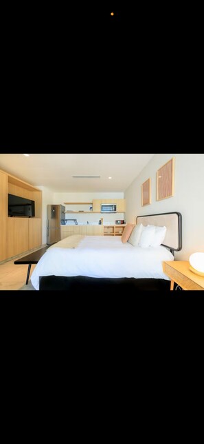 Skrivebord, strykejern/-brett, wi-fi (inkludert) og sengetøy