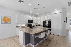 冷蔵庫、電子レンジ、オーブン、コンロ