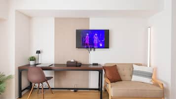 家庭客房, 露台, 城市景 | 手提電腦工作空間、遮光窗簾/窗簾、熨斗/熨衫板、免費 Wi-Fi