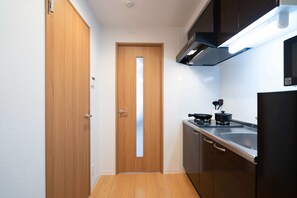 Espacio para trabajar con laptop y cortinas blackout 