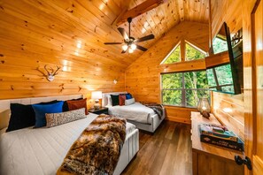 4 slaapkamers, een bureau, een strijkplank/strijkijzer, reisbedje