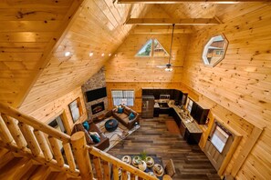 Smart-tv, een open haard, videospelletjes en tafelvoetbal