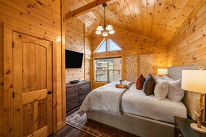 4 bedrooms, desk, iron/ironing board, travel cot - Dollywood Retreat • Heated Pool • Close to Parkway (Pigeon Forge)