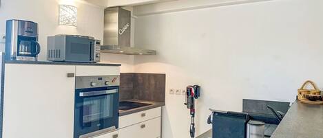 Kjøleskap, mikrobølgeovn, ovn og oppvaskmaskin