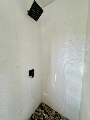 Sèche-cheveux, serviettes fournies, savon, papier toilette