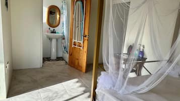 3 makuuhuonetta, silitysrauta/-lauta, Wi-Fi, vuodevaatteet