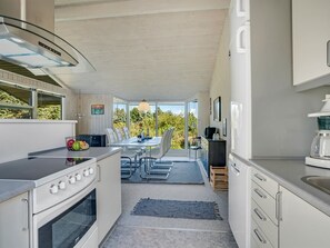 Fridge, microwave, dishwasher, cookware/dishes/utensils