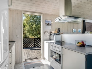 Fridge, microwave, dishwasher, cookware/dishes/utensils