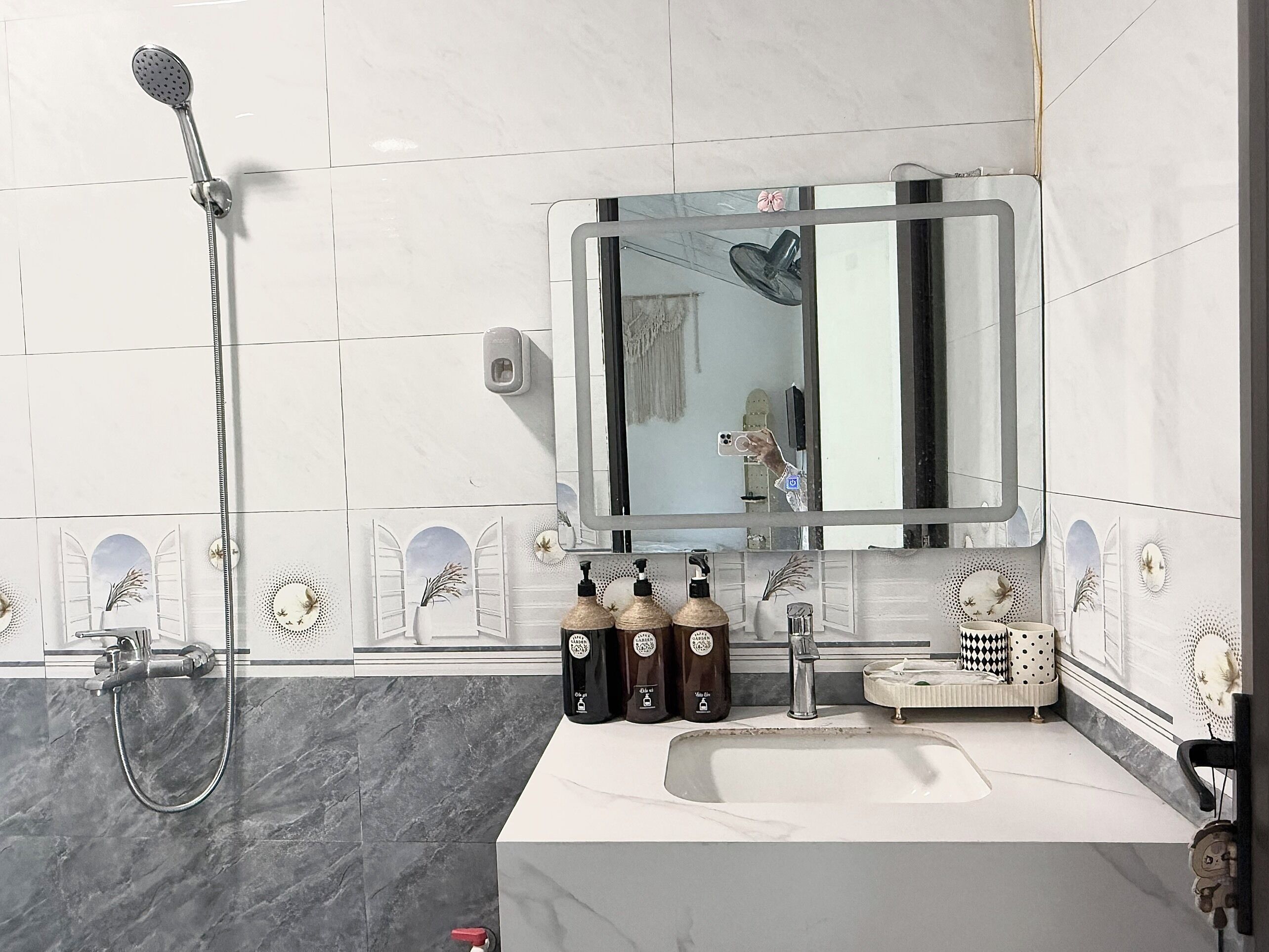 Dusj, miljøvennlige toalettsaker, hårføner og håndklær