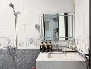 Suihku, ympäristöystävälliset hygieniatuotteet, hiustenkuivaaja